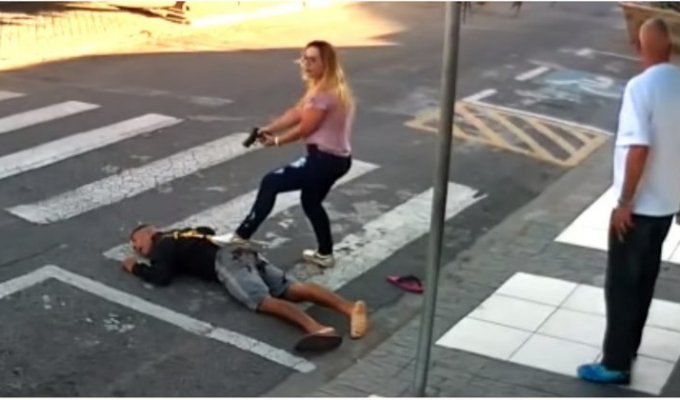 В Бразилии женщина-полицейский ловко обезвредила вооруженного грабителя (2 фото + 1 видео)