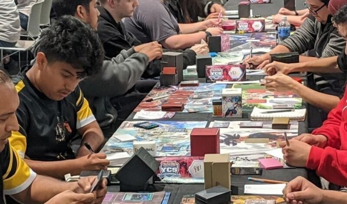 A girl left a card game tournament because the male players smelled bad (3 photos)