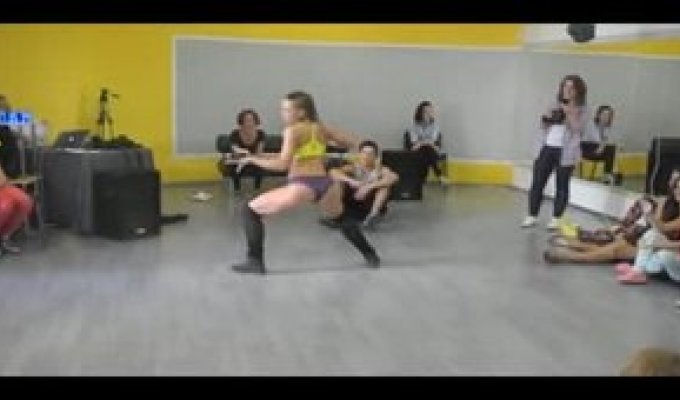 Девушка танцует Booty Shake