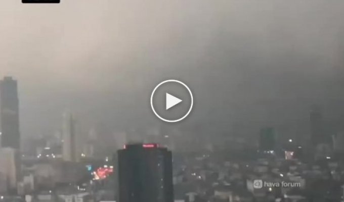 Scary and beautiful: a huge black cloud covered Istanbul