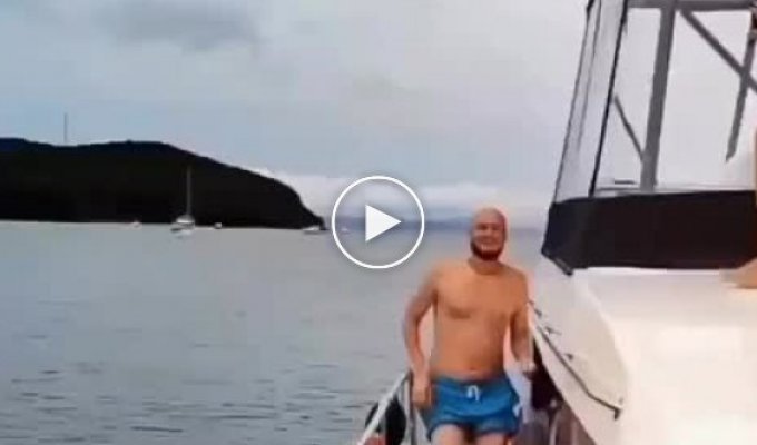 Еще один любитель прыгать в воду с катера