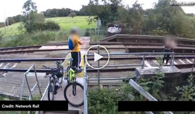 All for the sake of likes: the couple was photographed on a dangerous railway