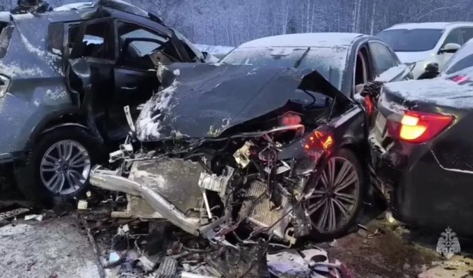 Massive accident on the M11 toll highway in the Novgorod region (11 photos + 5 videos)