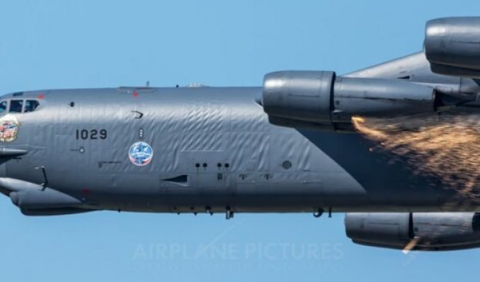 Почему американский "B-52" с "морщинами"? (2 фото)