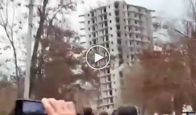 В Севастополе с третьей попытки взорвали недостроенную 16-этажку