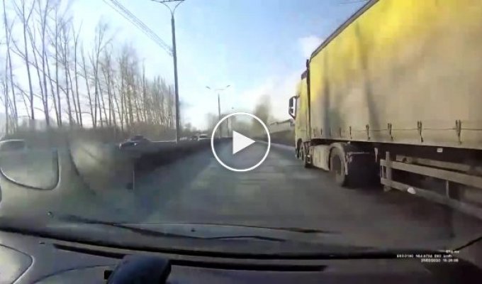 Момент ДТП с переворотом в Новосибирске