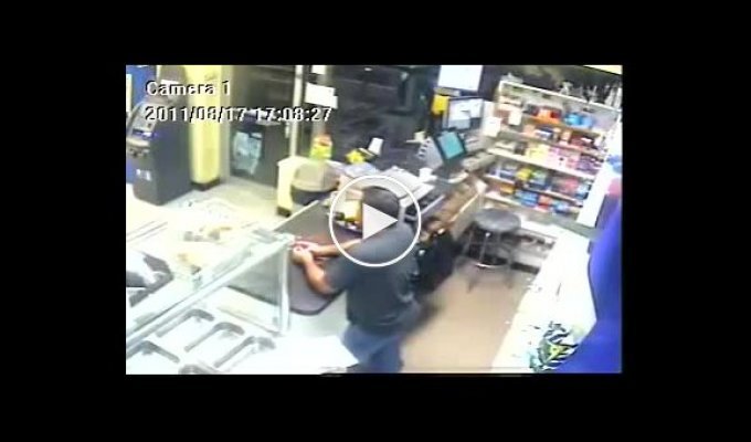 Владелец магазина в Нью-Йорке напугал грабителя с пистолетом мачете