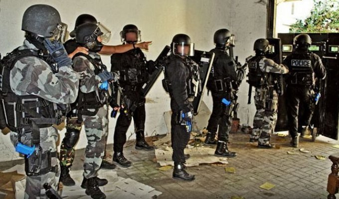 Щит полицейского, участвовавшего в штурме клуба Bataclan (2 фото)