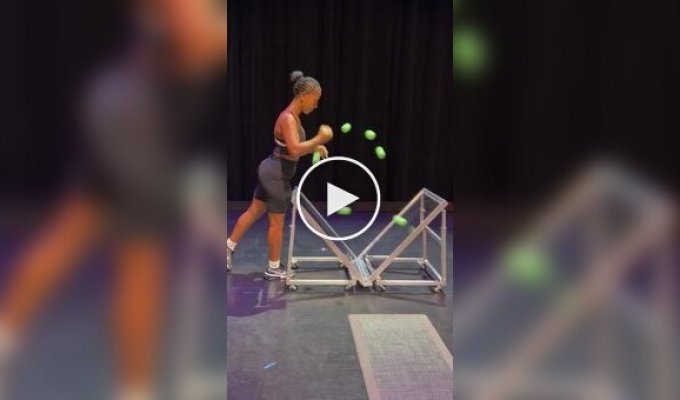 Juggling queen: Incredible technique in action