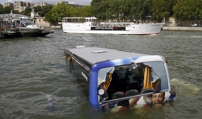 Автобус в Париже упал в реку