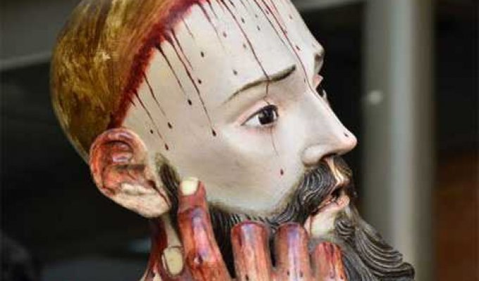 Находка у 300-летней статуи Христа (2 фото)