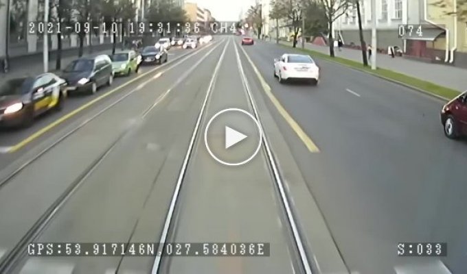 Девушка на Mercedes столкнулась с трамваем в Минске