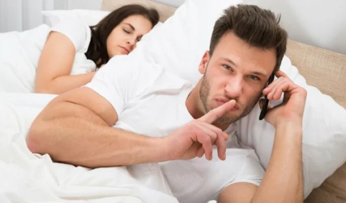 Secret Texts and Boundary-Pushing Flirting: What Is Micro-Cheating and Why Is It So Popular? (3 photos)