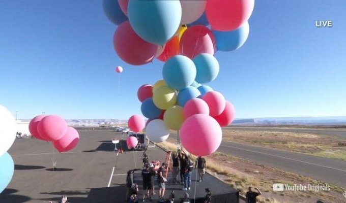 Дэвид Блейн вернулся: великий иллюзионист поднялся на высоту 7300 метров на наполненных гелием шарах (8 фото + видео)