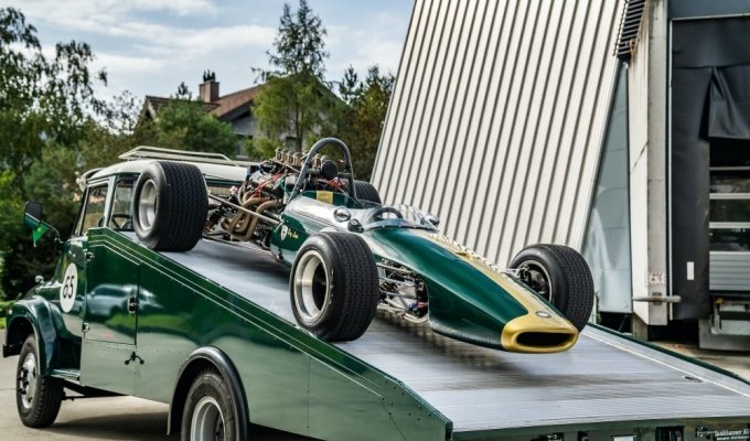 A 1965 Formula 1 car was put up for sale along with a tow truck (27 photos)