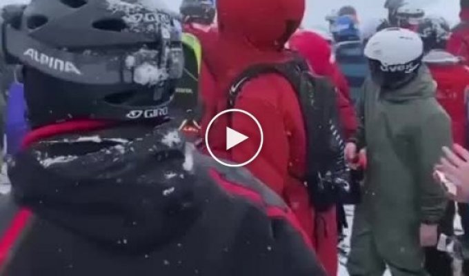 Лыжники на Красной Поляне жалуются на дикие очереди