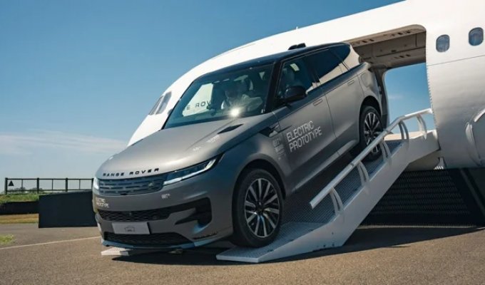 Електричний Range Rover Sport уперше з'явився на публіці (19 фото)