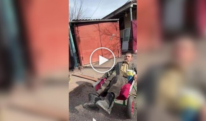 In captured Sudzha, Kadyrovites armed an elderly disabled person and are mocking him