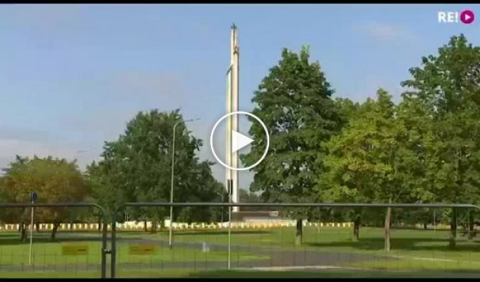 Как снесли памятник красной армии в Латвии