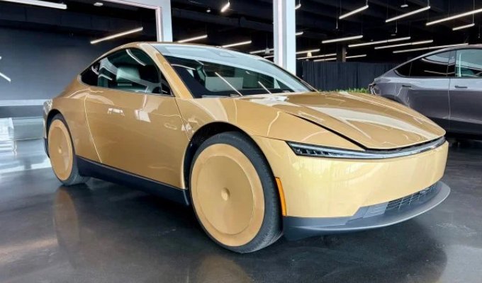 Первый серийный электрокар без руля и педалей от Tesla Cybercab (3 фото + видео)