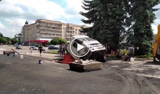 КАМАЗ привез асфальт для ремонта дороги, но ушел под землю