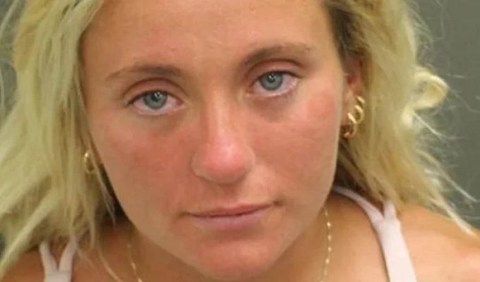 Сотрудница службы безопасности попала под горячую руку пьяных сестёр (8 фото + 1 видео)