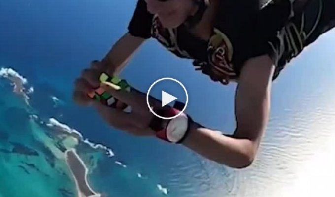 Подросток из Австралии собрал кубик Рубика в свободном падении