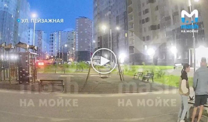 В Санкт-Петербурге мужчина чуть не покалечил прохожих, выбросив из окна телевизор