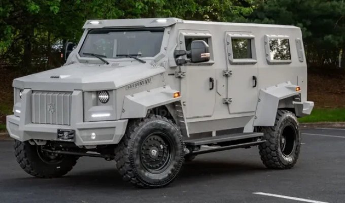 Ford F-600 превратили в роскошный броневик с салоном в стиле Mercedes-Maybach (7 фото)