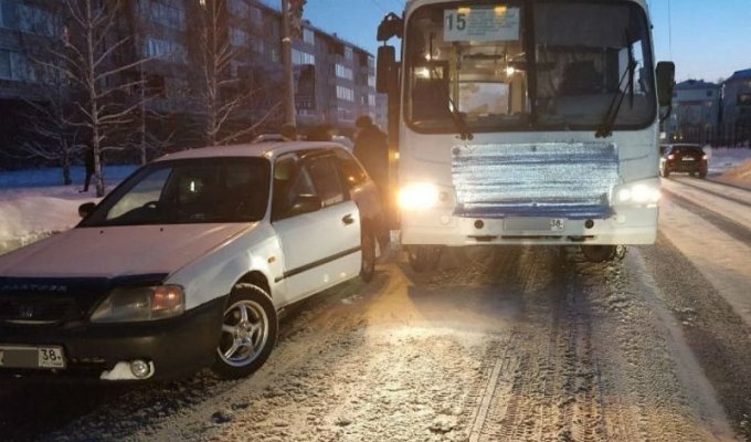 В Ангарске таксист подставил свой автомобиль под автобус, чтобы спасти мальчика, зажатого в дверях (2 фото + 1 видео)