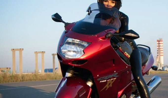Эксклюзивный шлем для девушек-мотоциклисток (6 фото)