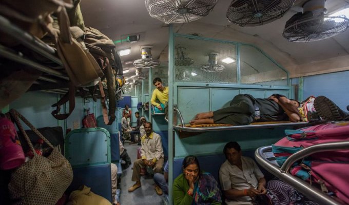 Общий вагон индийского поезда (32 фото)