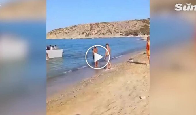 Туристы развернули лодку с мигрантами в Европе