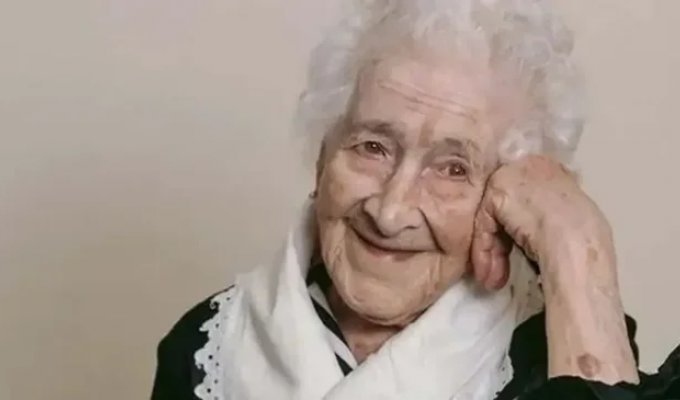122-летняя бабушка перехитрила нотариуса, который хотел на ней нажиться (2 фото)