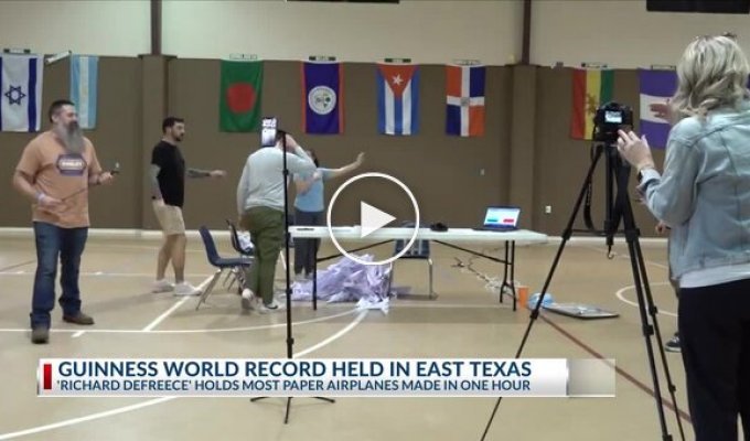 Рекордсмен сложил за час 250 бумажных самолетиков