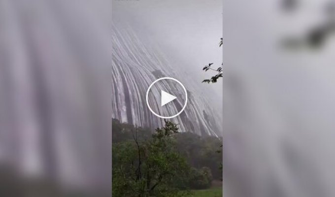 Невероятное зрелище: гора после мощного ливня превратилась в водопад