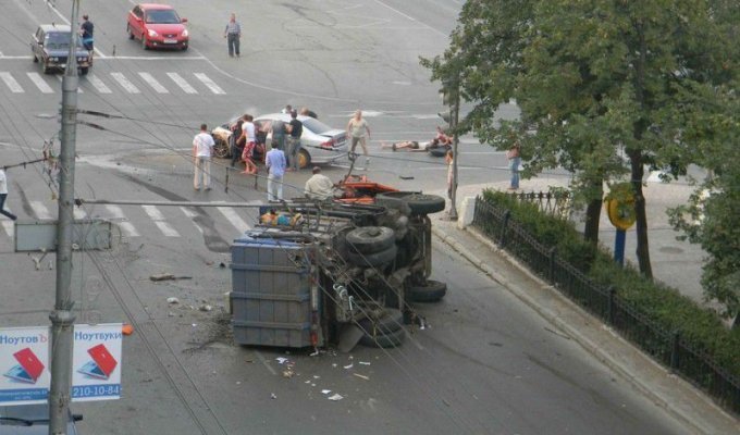 В Перми мусоровоз столкнулся с иномаркой