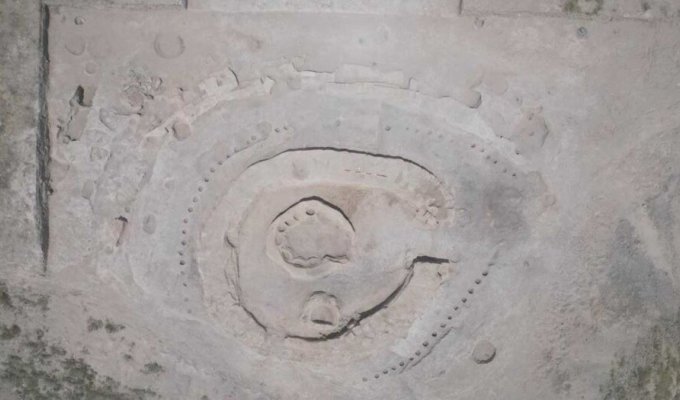 В Азербайджане найден 3500-летний ритуальный стол с посудой (3 фото)