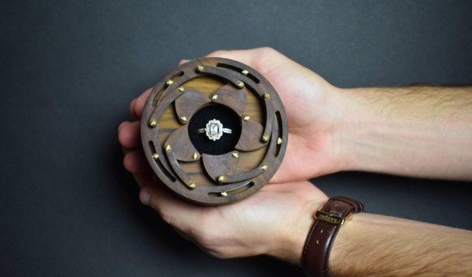 Парень создал сложную шкатулку для помолвочного кольца (6 фото)