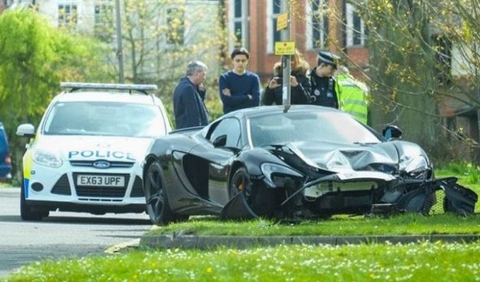 Хозяин суперкара McLaren 650S Spider разбил его спустя 10 минут после покупки (3 фото)