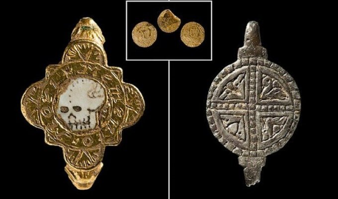 Кладоискатели нашли в Уэльсе "кольцо смерти" (10 фото)