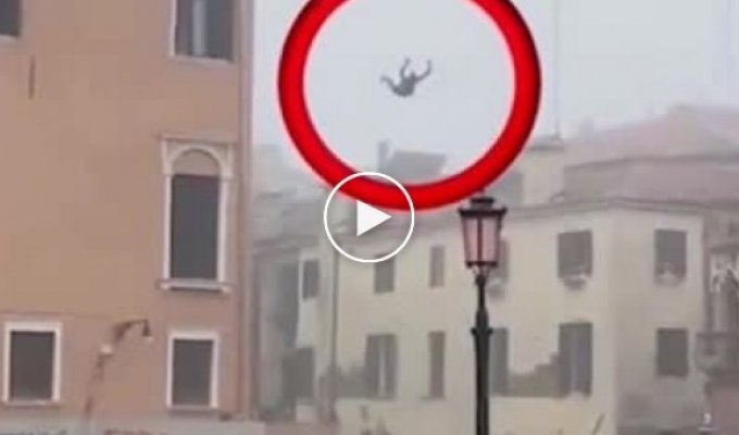 Пинков бы надавать! Мэр Венеции прокомментировал прыжок туриста с крыши дома в канал