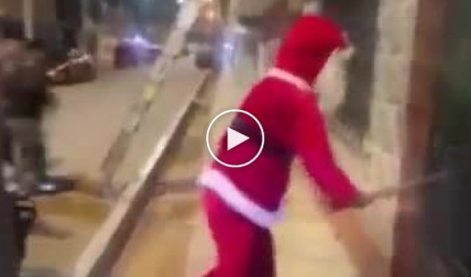 Поліцейський у костюмі Санта-Клауса заарештував наркодилерів