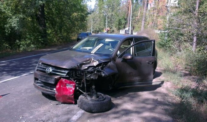 Пьяный водитель устроил аварию и скрылся (6 фото)