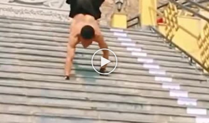 Man walks down 75 steps on his hands and breaks Guinness record
