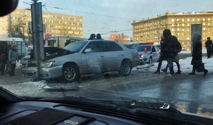 В Новосибирске "Тойота" влетела в толпу людей (2 фото + 2 видео)