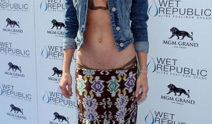АннаЛинн МакКорд носит бикини под одеждой (5 Фото)