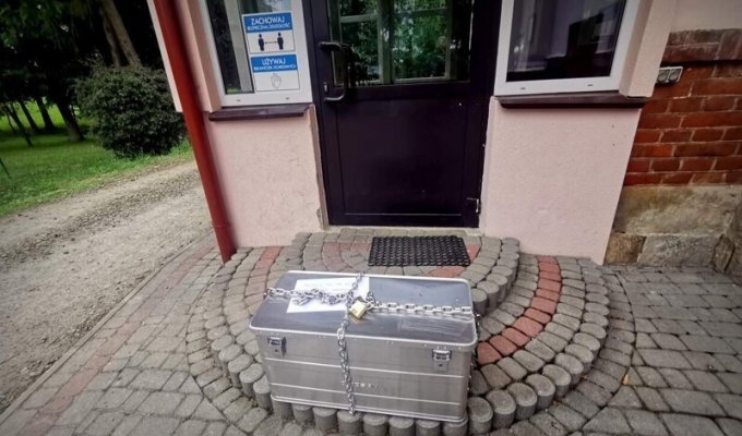 An unknown man left a metal box near the orphanage (6 photos)