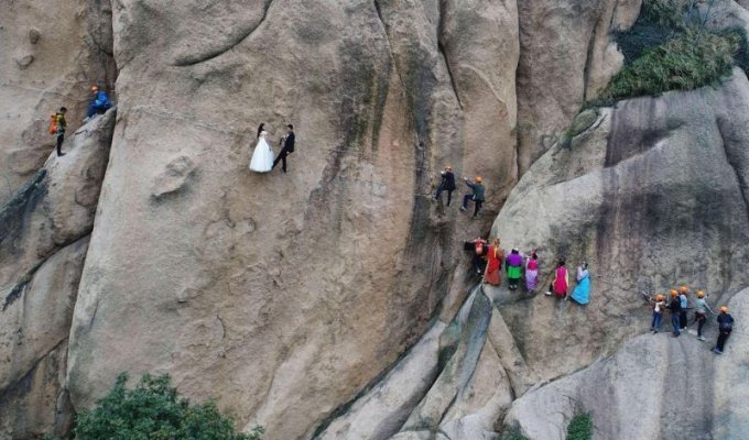 Китайские новобрачные сыграли свадьбу на отвесе скалы (7 фото)