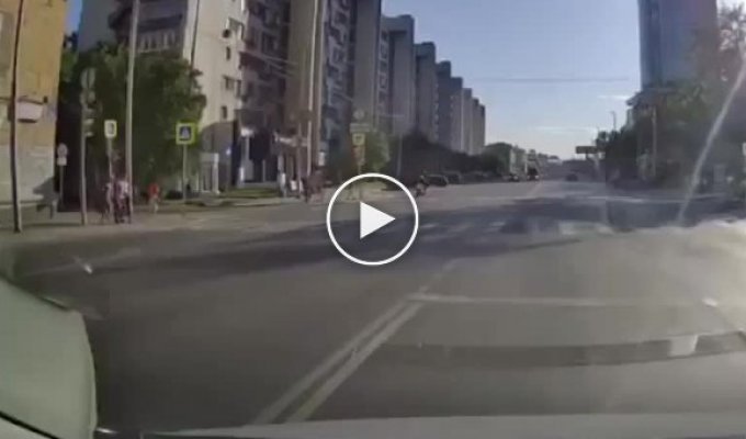 В Екатеринбурге микроавтобус влетел в пешеходов